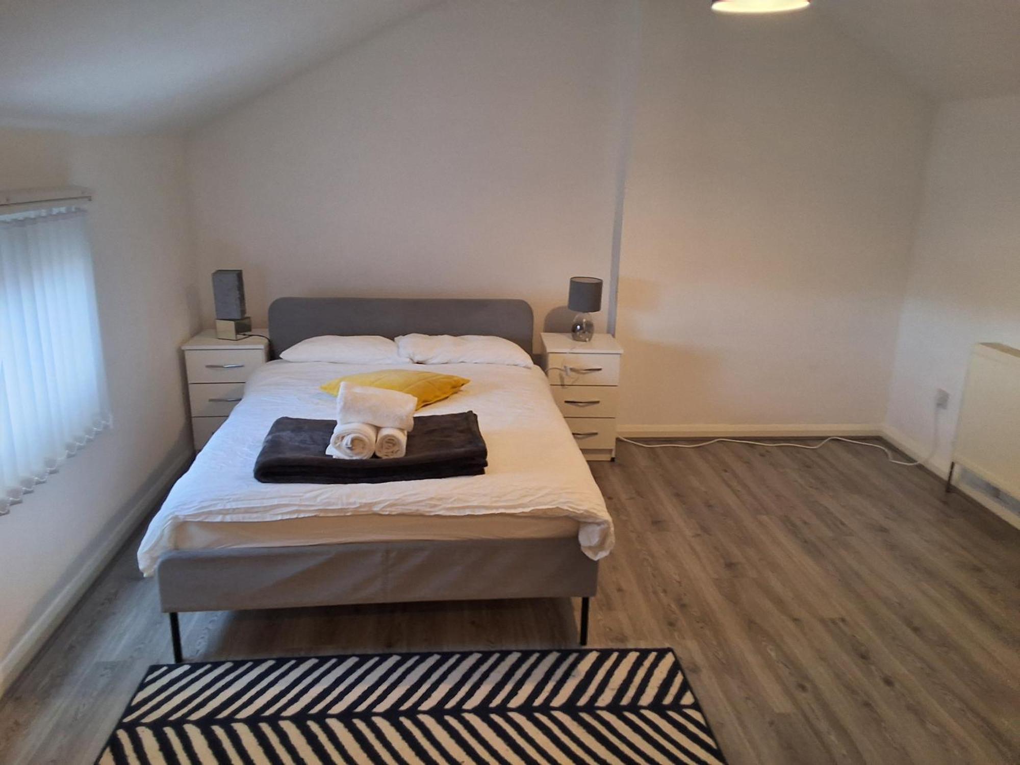 Zak Air 9 People's Guest house Birmingham