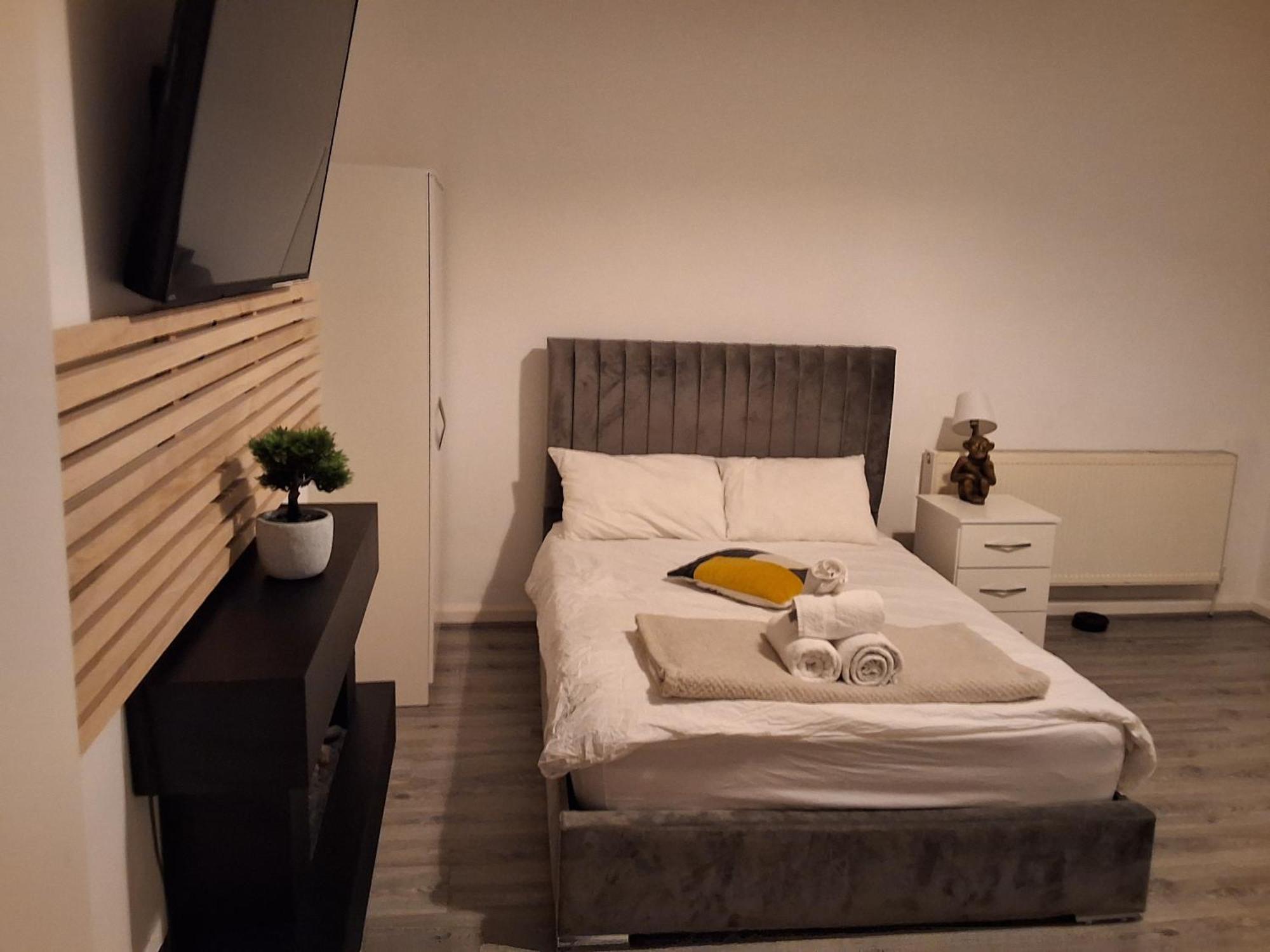 Zak Air 9 People's Guest house Birmingham